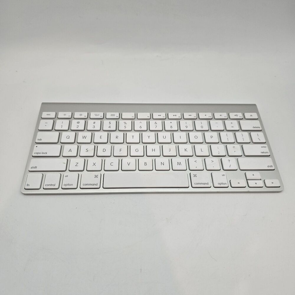 Apple Wireless Keyboard A1314 (2009) – QWERTY Canadian French Layout